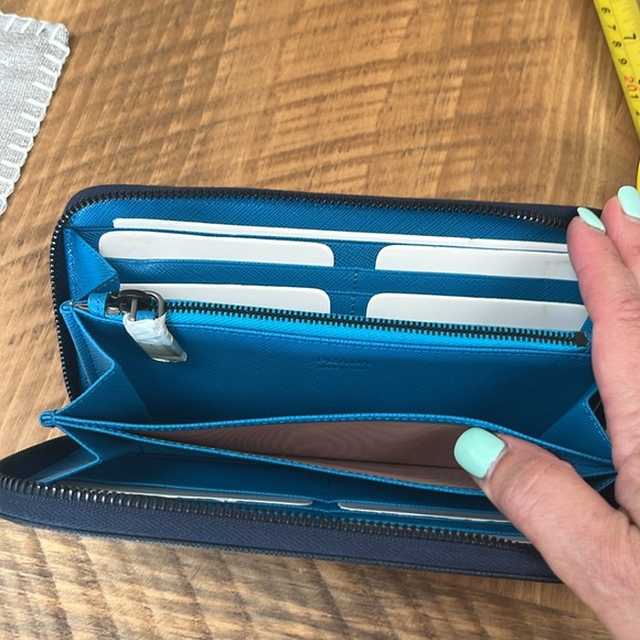 Beautiful wallet, see details. New with plenty of room. See photos. - Picture 6 of 8